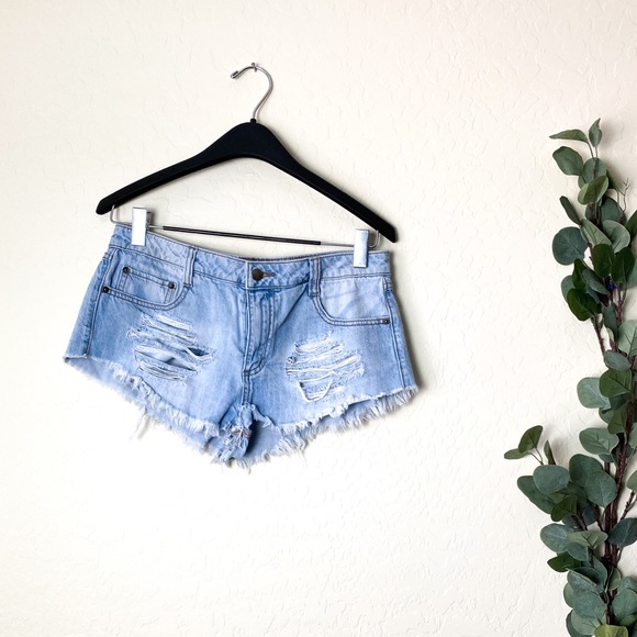 Forever 21 Pants - •Forever 21 Torn and Frayed Bootie Shorts Size 29